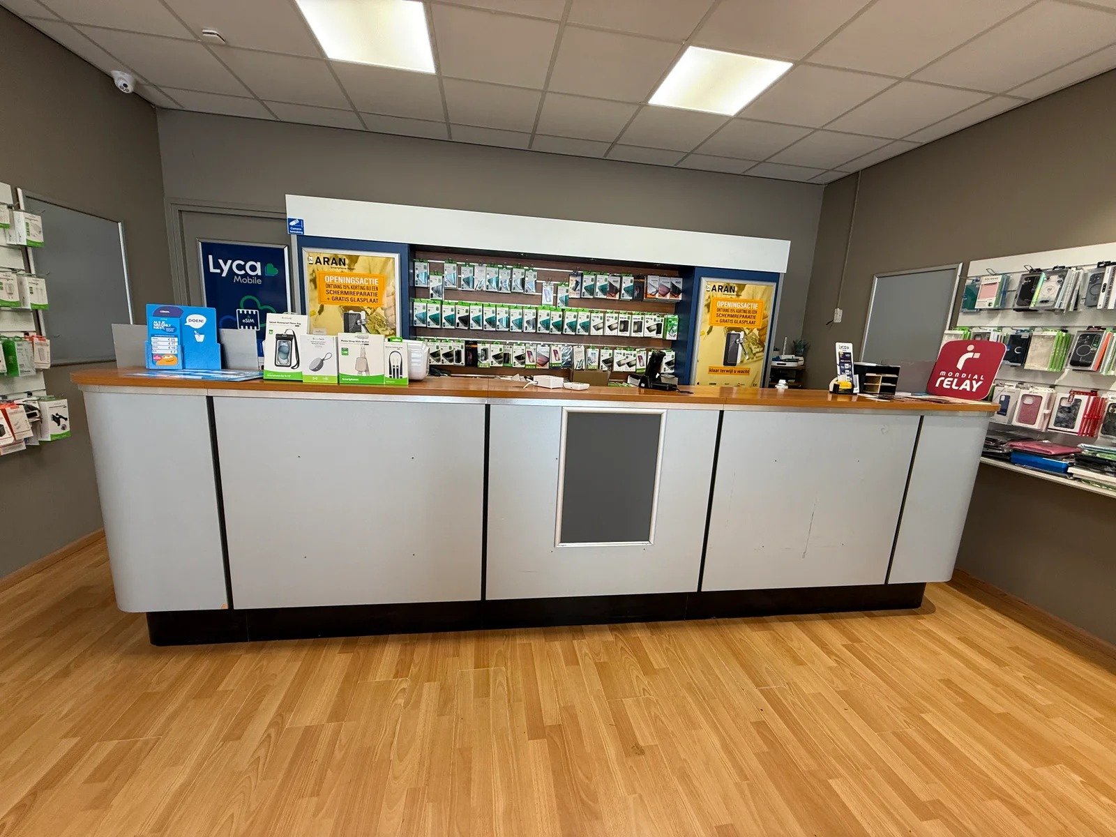 A technician advising a business client at the service counter