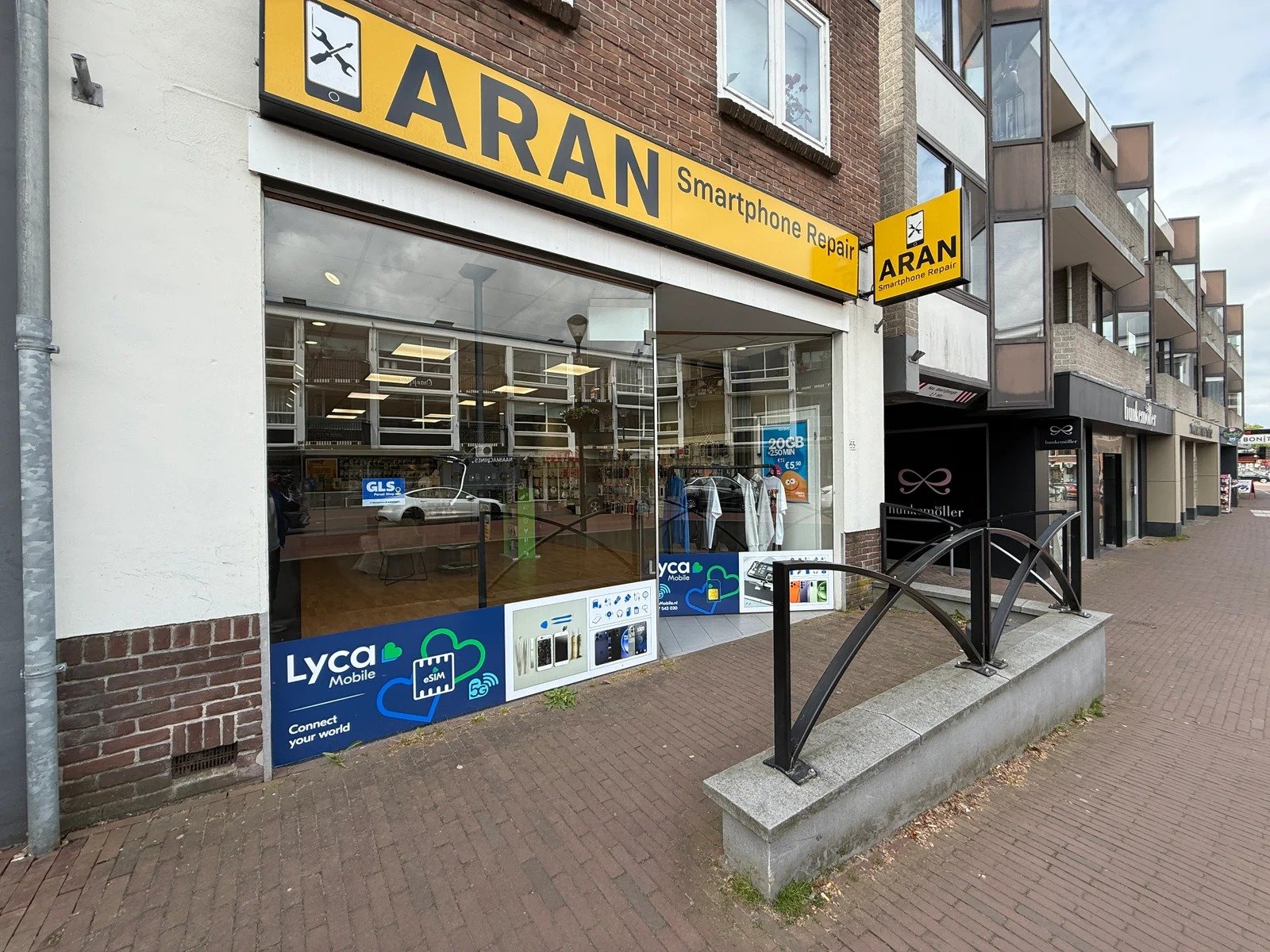 The Aran Smartphone Repair shopfront on Van Weedestraat in Soest